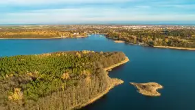 Kisajno, Piękna Góra i Łabędzi Ostrów w jesiennych kolorach z lotu ptaka - zdjęcie 19