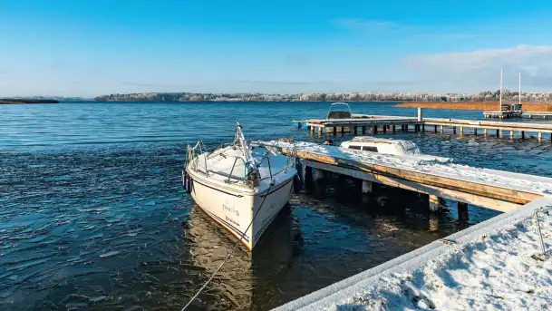 Mazurska biała jesień w porcie Ognisty Ptak, listopad 2023 r.