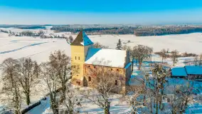 Zamek Krzyżacki, a teraz kościół w Bezławkach w zimowej scenerii, styczeń 2024 r. - zdjęcie 1