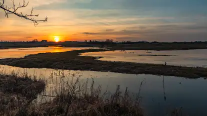 Mazurski zachód słońca odbity w rozlewiskach, luty 2024 r.