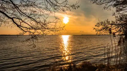 Jezioro Dargin przed zachodem słońca, marzec 2024 r.