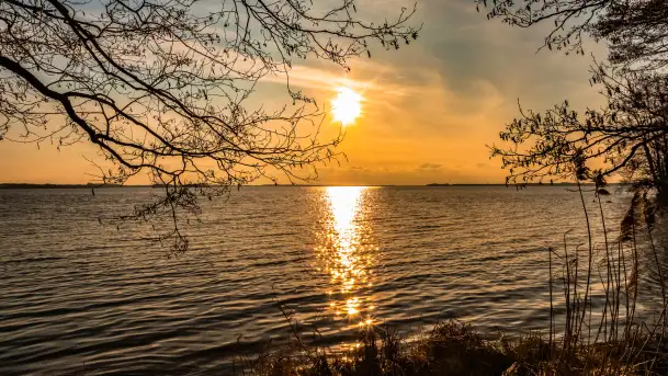 Jezioro Dargin przed zachodem słońca, marzec 2024 r.
