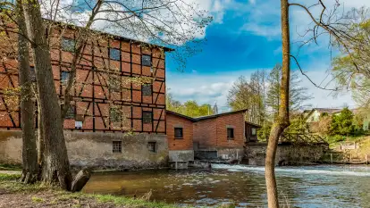 Zabytkowy młyn wodny przy Krutyni, kwiecień 2024 r.