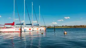 Słoneczne popołudnie w Marina Sośnica w Rynie, kwiecień 2024 r. - zdjęcie 36