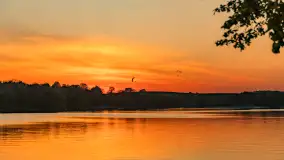 Zachód słońca nad jeziorem Ełckim w Ełku, maj 2024 r. - zdjęcie 29