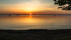 Zachód słońca nad jeziorem Dargin z komarami w planie - zdjęcie 4