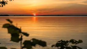 Zachód słońca nad jeziorem Dargin z komarami w planie - zdjęcie 17