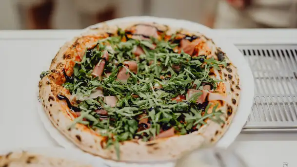 Pizzeria Marconi: Miejsce, Gdzie Smak Włoch Spotyka Się z Młodzieńczą Pasją - zdjęcie 9