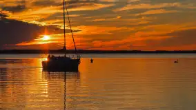 Zachód słońca nad jeziorem Dargin, port Dziki Harsz - zdjęcie 1