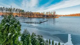 Hotel i port Tajty lekkie oprószone śniegiem, styczeń 2025 - zdjęcie 20