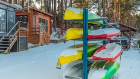 Hotel i port Tajty lekkie oprószone śniegiem, styczeń 2025 - zdjęcie 11