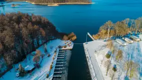 Jezioro Kisajno, Tajty, Piękna Góra w zimowej scenerii z drona - zdjęcie 6