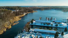 Jezioro Kisajno, Tajty, Piękna Góra w zimowej scenerii z drona - zdjęcie 3