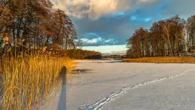 Zachód słońca nad jeziorem Kisajno, Piękna Góra, luty 2025 r. - zdjęcie 2