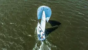 Lipcowe żeglowanie podczas szkoleń żeglarskich na Jezioraku - zdjęcie 13