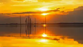 Zachód słońca nad jeziorem Niegocin, Bystry, dzika plaża, kwiecień 2025 - zdjęcie 6