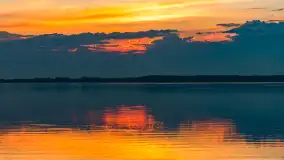 Zachód słońca nad jeziorem Niegocin, Bystry, dzika plaża, kwiecień 2025 - zdjęcie 9