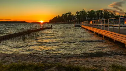 Zachód słońca nad zatoką Tracz i jeziorem Kisajno