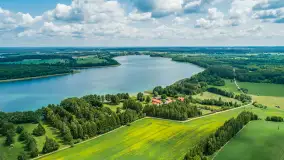 Jezioro Harsz położone blisko północnych szlaków WJM z drona - zdjęcie 1