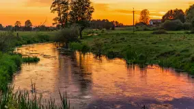 Zachód słońca nad rzeką Gołdapa w Baniach Mazurskich, lipiec 2025 r. - zdjęcie 1