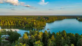 Jezioro Nidzkie i przystań OW Wodnik na fotkach  z drona, sierpień 2025 r. - zdjęcie 13