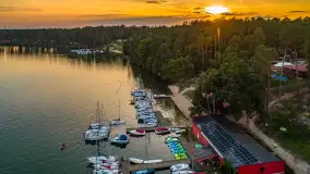 Jezioro Nidzkie i przystań OW Wodnik na fotkach  z drona, sierpień 2025 r. - zdjęcie 8