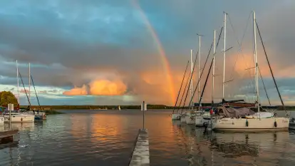 Wieczorna tęcza w przystani Nautica, sierpień 2025 r.