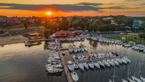 Port PTTK o zachodzie słońca z drona, sierpień 2025 r. - zdjęcie 12