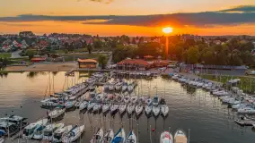 Port PTTK o zachodzie słońca z drona, sierpień 2025 r. - zdjęcie 16