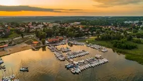 Port PTTK o zachodzie słońca z drona, sierpień 2025 r. - zdjęcie 13