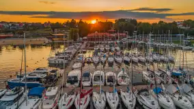 Port PTTK o zachodzie słońca z drona, sierpień 2025 r. - zdjęcie 8