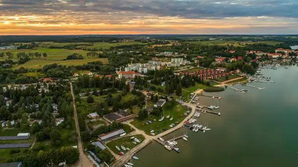 Ryn z lotu ptaka o zachodzie słońca, sierpień 2025 r. - zdjęcie 3