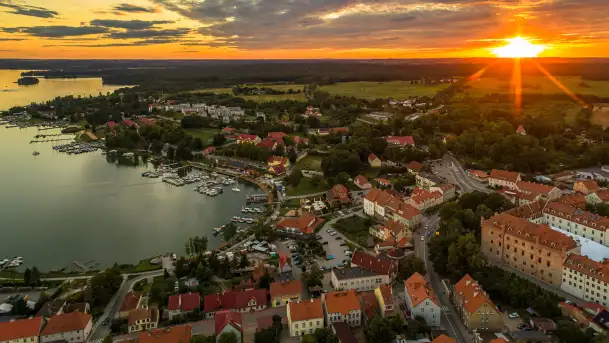 Ryn z lotu ptaka o zachodzie słońca, sierpień 2025 r. - zdjęcie 2