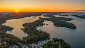 Zachód słońca z drona nad jeziorem Tajty i Piękną Góra, sierpień 2025 r. - zdjęcie 1