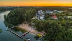 Zachód słońca z drona nad jeziorem Tajty i Piękną Góra, sierpień 2025 r. - zdjęcie 3