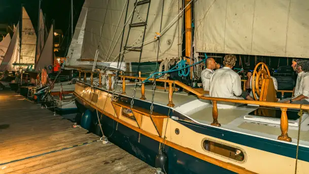 XXVI Zlot Klubu Jacht Oldtimer - nocne podniesienie żagli 2025 - zdjęcie 2