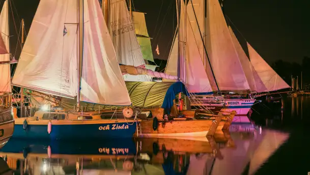 XXVI Zlot Klubu Jacht Oldtimer - nocne podniesienie żagli 2025 - zdjęcie 8