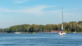 Żagle i ruch na jeziorze Kisajno, ostatnie dni lata, wrzesień 2025 r. - zdjęcie 37