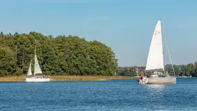 Żagle i ruch na jeziorze Kisajno, ostatnie dni lata, wrzesień 2025 r. - zdjęcie 60