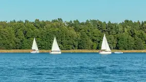 Żagle i ruch na jeziorze Kisajno, ostatnie dni lata, wrzesień 2025 r. - zdjęcie 50