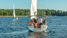 Żagle i ruch na jeziorze Kisajno, ostatnie dni lata, wrzesień 2025 r. - zdjęcie 26