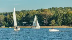 Żagle i ruch na jeziorze Kisajno, ostatnie dni lata, wrzesień 2025 r. - zdjęcie 40