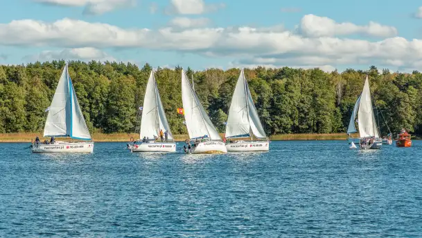 Jezioro Kisajno pełne jachtów, trwa żeglarski wrzesień 2025 - zdjęcie 9