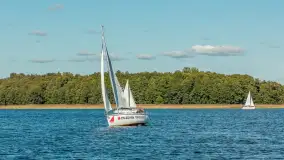 Jezioro Kisajno pełne jachtów, trwa żeglarski wrzesień 2025 - zdjęcie 35