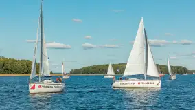 Jezioro Kisajno pełne jachtów, trwa żeglarski wrzesień 2025 - zdjęcie 48