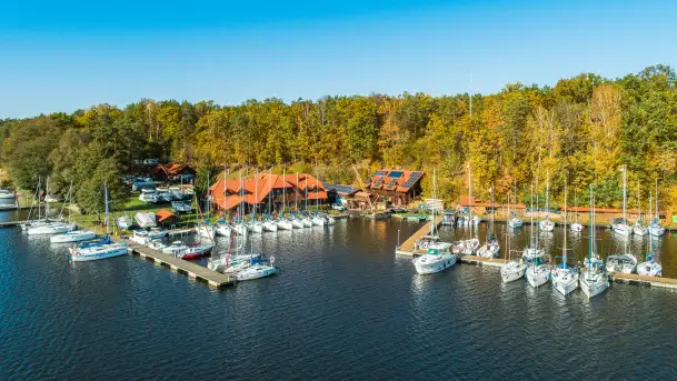 Barwy jesieni nad jeziorem Nidzkim i portem Pod Dębem, październik 2025 r.