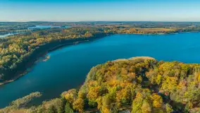 Jesień nad jeziorem Kisajno w Pięknej Górze, październik 2025 r. - zdjęcie 1