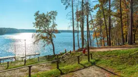 Jesień nad jeziorem Nidzkim, port i ośrodek Wodnik, Ruciane-Nida, październik 2025 r. - zdjęcie 9