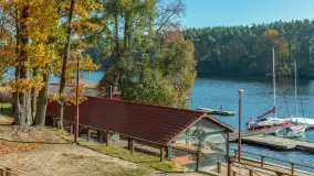 Jesień nad jeziorem Nidzkim, port i ośrodek Wodnik, Ruciane-Nida, październik 2025 r. - zdjęcie 2