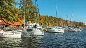 Jesienne kadry w porcie Pod Dębem, nad jeziorem Nidzkim, październik 2025 r. - zdjęcie 34